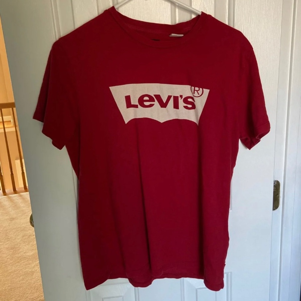 red levi’s t-shirt